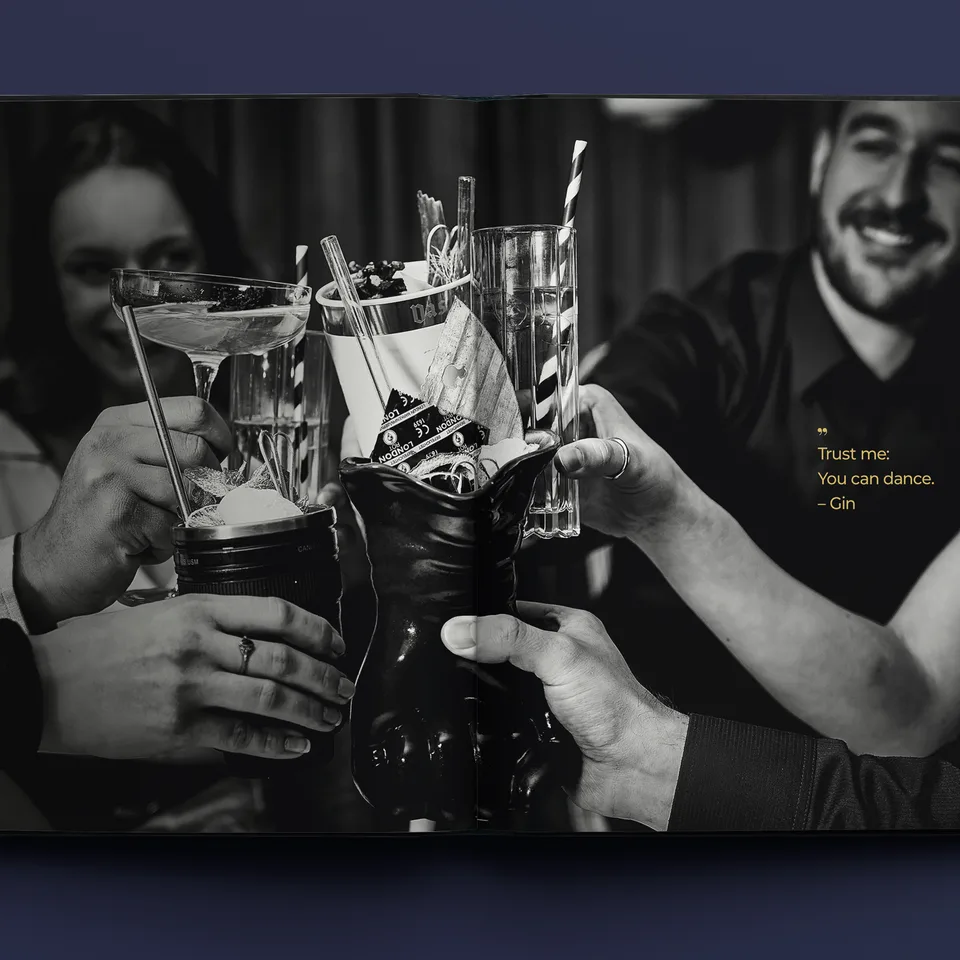 Doppelseite aus Gin Inside: Anstoßen an der Bar