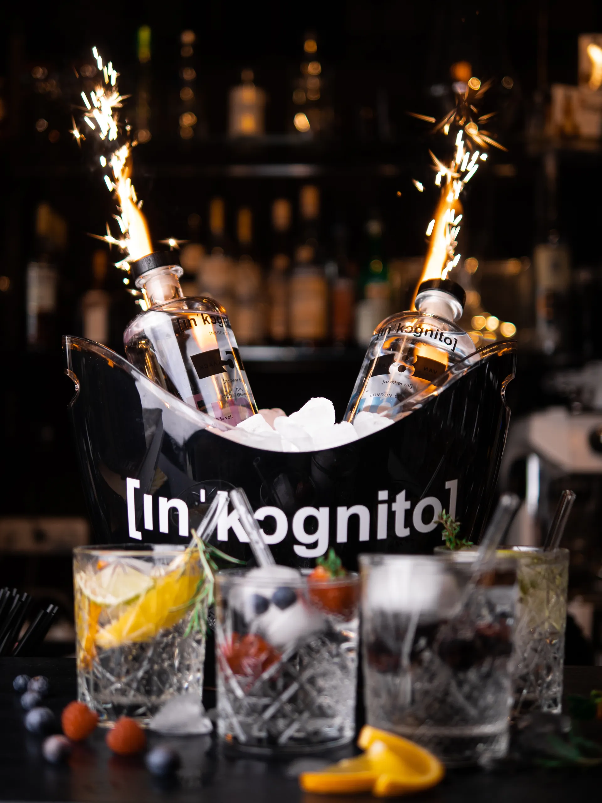 Wunderkerzen über einem Eiskübel mit Inkognito Gin an der Bar