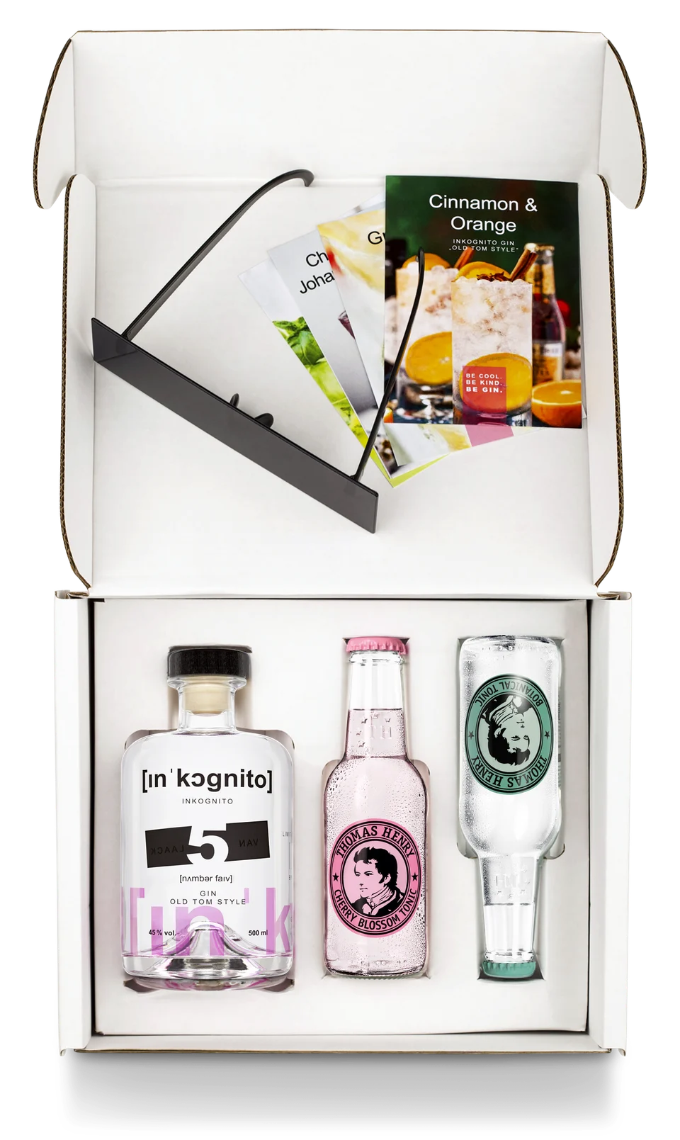 Set geöffnet: Brille, Rezeptkarten, Nr. 5 und zwei Tonics